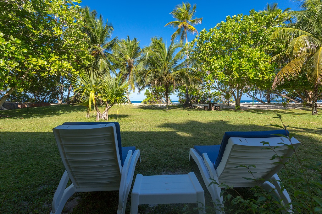 At Anse Forbans, each beach bungalow has its private veranda. Beach and sea are very close.