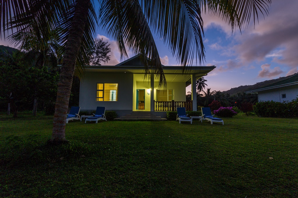 Die Umgebung von den Chalets d'Anse Forbans bietet viel Raum für Kinder. Seychellen Strand Unterkunft. 